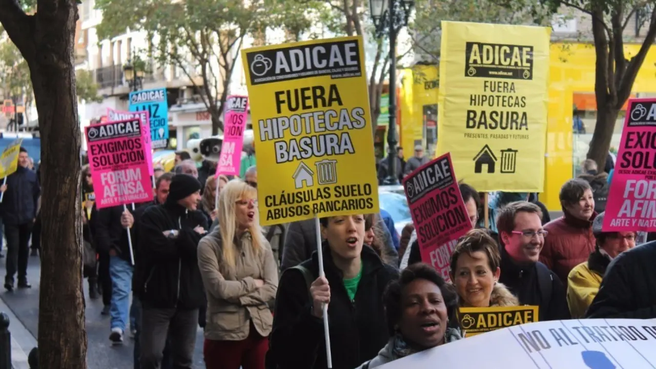 Manifestantes afectados por las cláusulas suelo. AEP