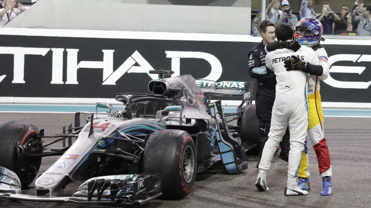 Hamilton abraza a Fernando Alonso tras la carrera.VALDRIN XHEMAJ (Efe)