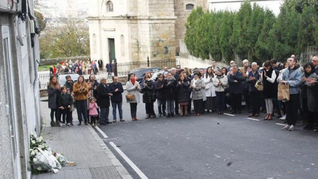 Homenaje en A Coruña a un fallecido por sobredosis en el portal donde compró la droga que le mató. KIKO DELGADO