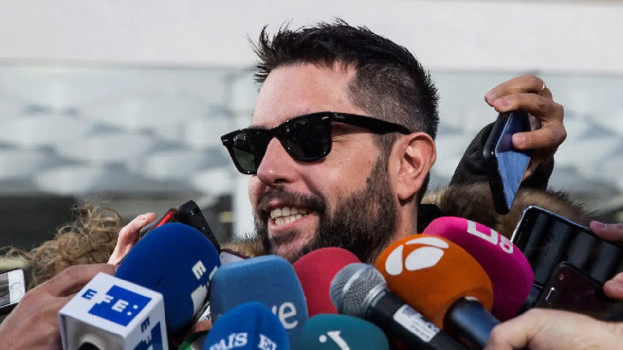 Dani Mateo realiza declaraciones a su salida del juzgado. RODRIGO JIMÉNEZ (EFE)