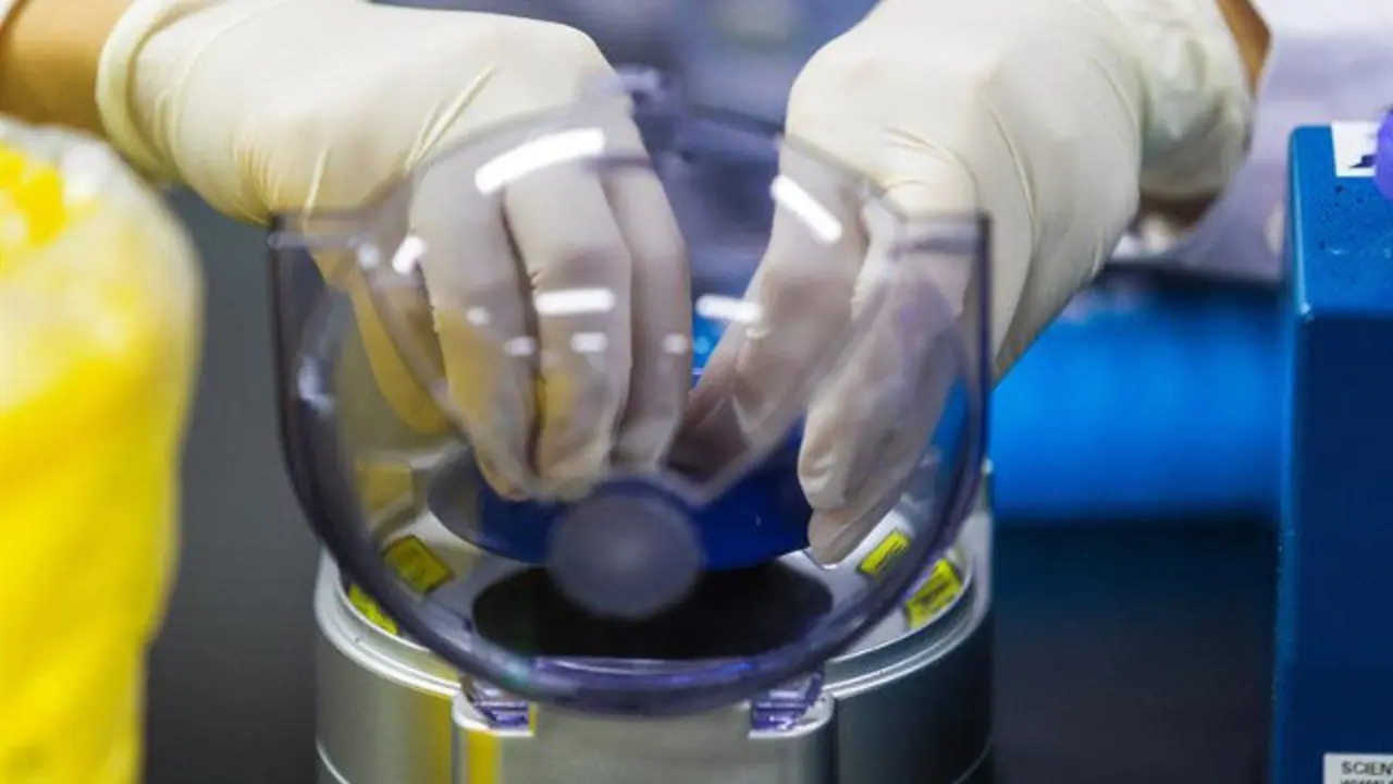 Un científico trabaja en la modificación genética de bebés. ALEKSANDAR PLAVEVSKI (EFE)