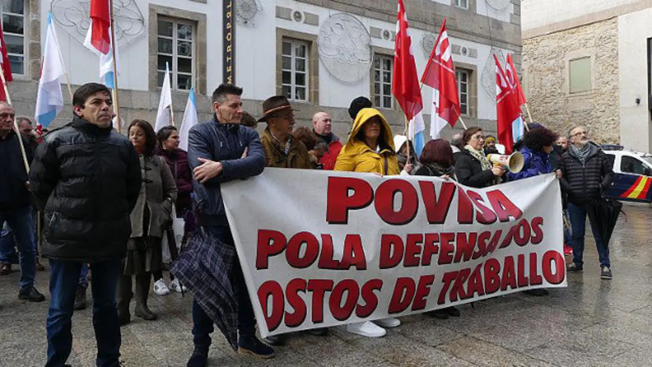 Trabajadores de Povisa en una concentración ante la sede del PP. EP