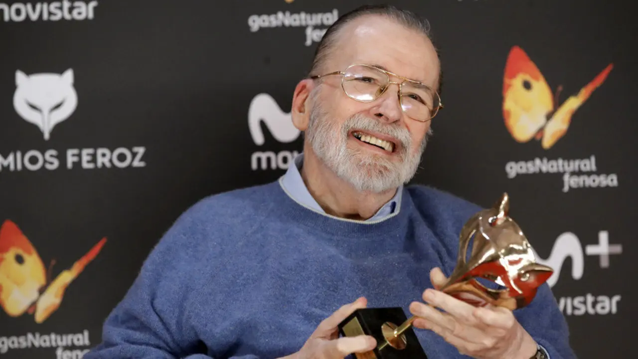 Chicho Ibáñez Serrador, con un premio Feroz en 2017. JUANJO MARTÍN (EFE)