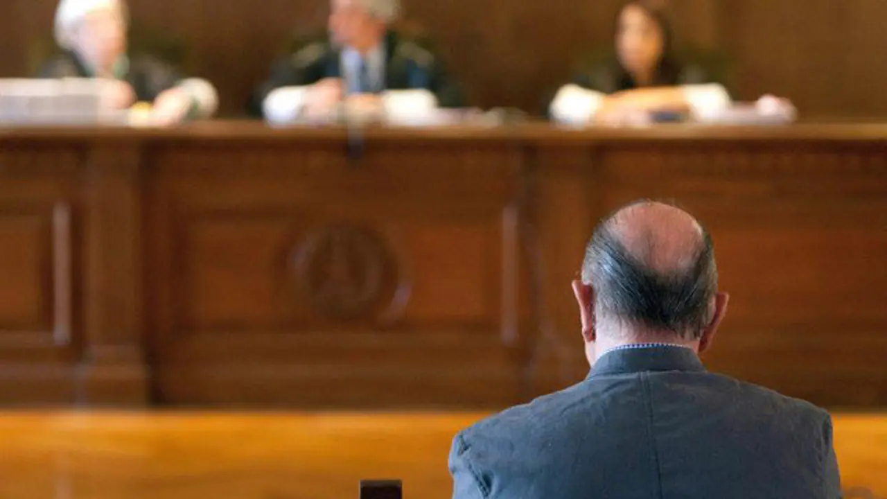 Juicio contra el polic&iacute;a acusado de vender droga en prost&iacute;bulos de Pontevedra. SALVADOR SAS