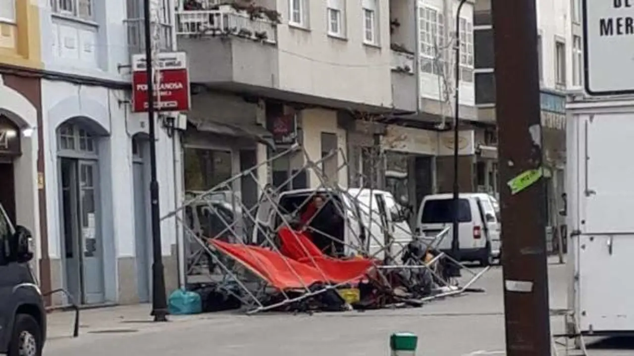 El viento se llevó por delante el mercadillo de Ribadeo. AMA