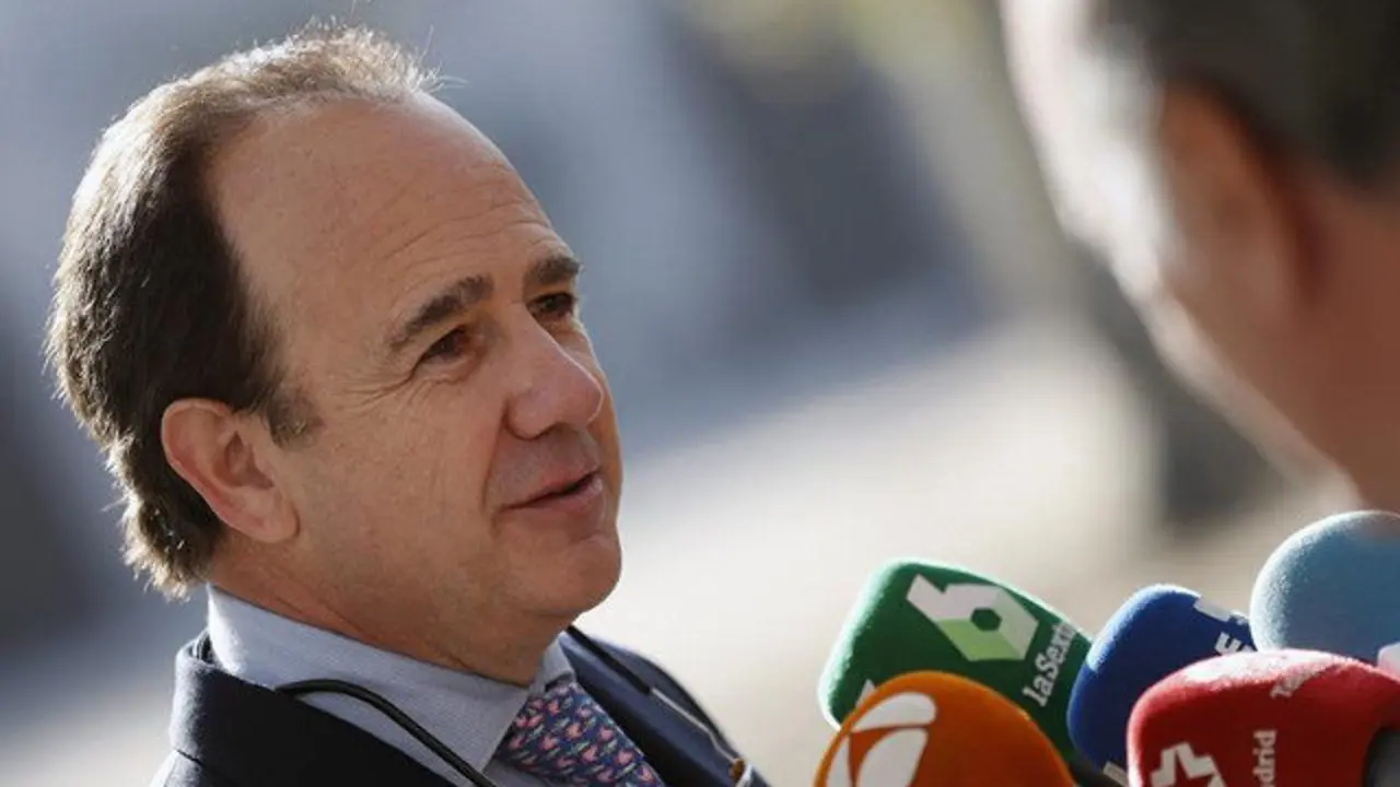 El exalcalde de Boadilla del Monte, Arturo González Panero, 'El Albondiguilla', a la salida de la Audiencia Nacional, este miércoles. JAVIER LIZÓN (EFE)