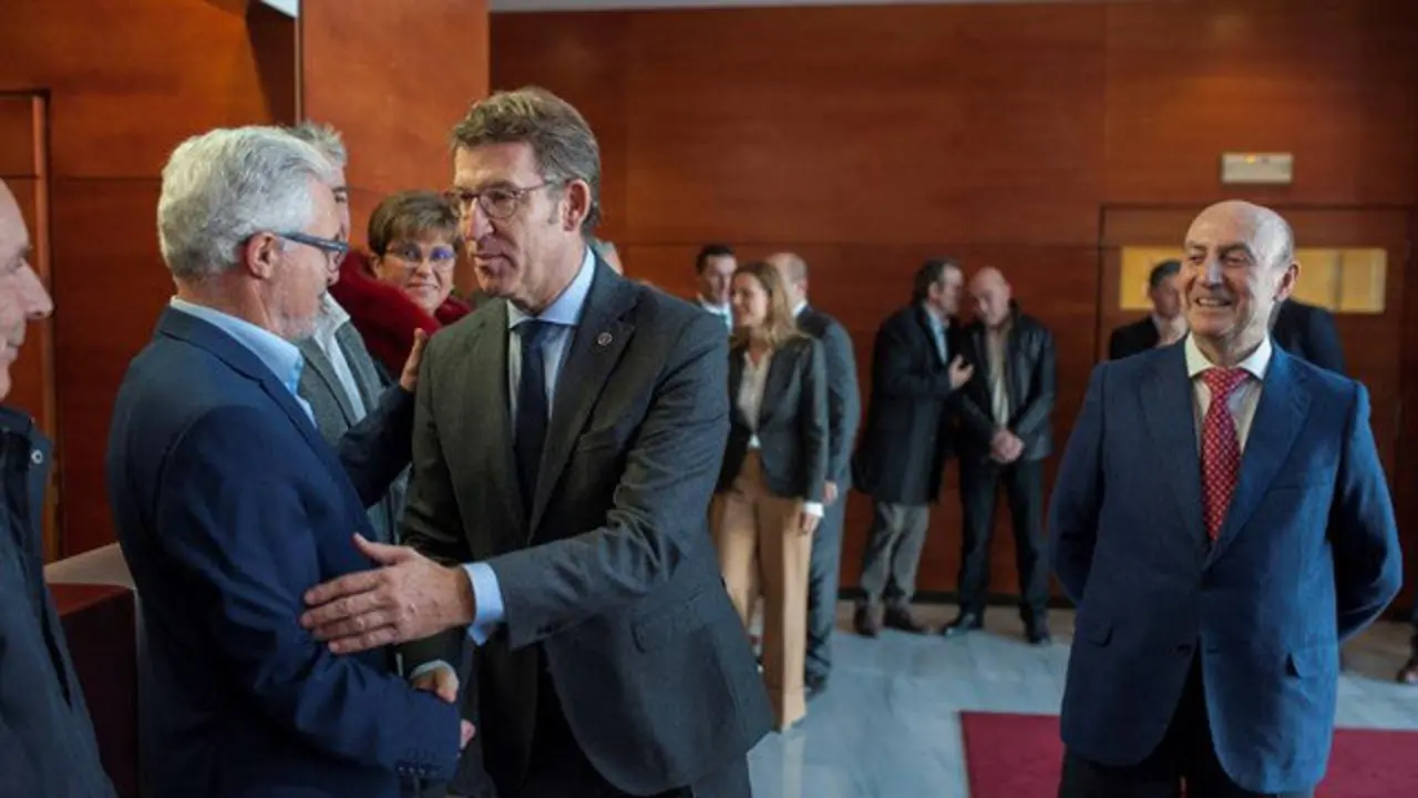 Alberto Núñez Feijóo, durante la vista a las instalaciones de Coren en Ourense. BRAIS LORENZO (EFE)