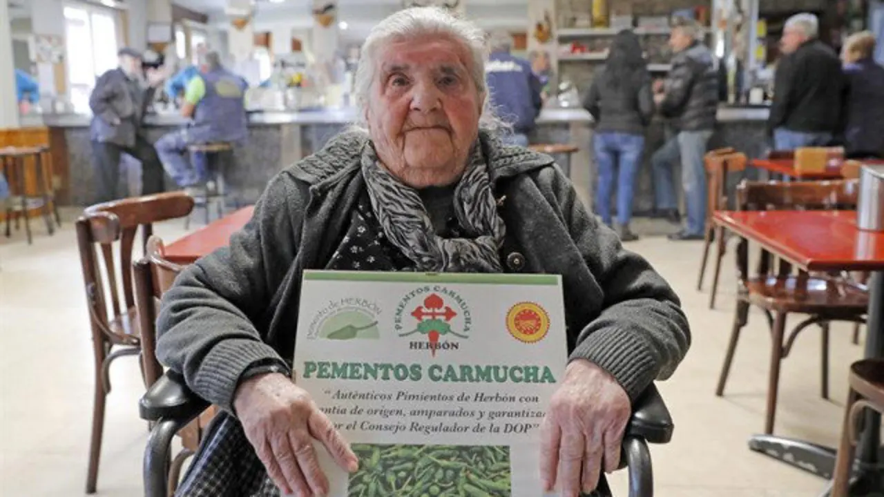 Carmen Rivera Magari&ntilde;os, 'Carmucha', posa con motivo de su 102 a&ntilde;os, en el restaurante Casa Dios de Herb&oacute;n. LAVANDEIRA JR.
