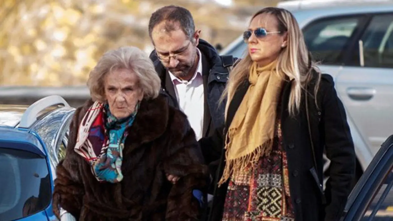 La anciana inquilina afectada por un presunto acoso inmobiliario que salpica a dos cargos de la Xunta, acompa&ntilde;ada de su hija. EFE