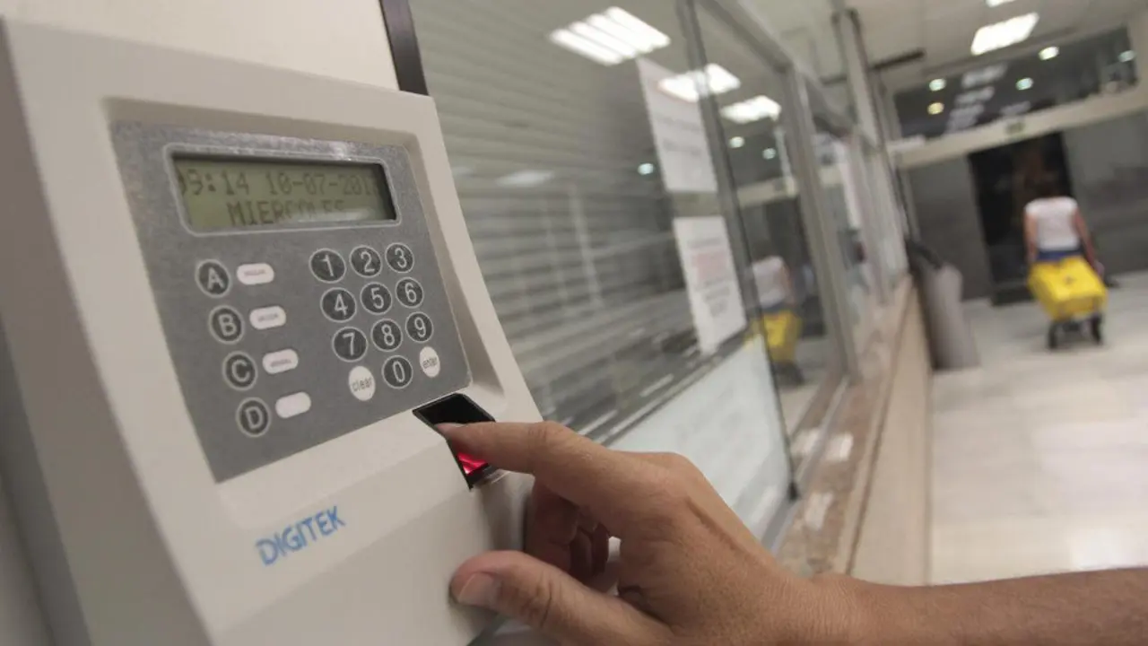 Trabajador en el control de entrada de una oficina. DP