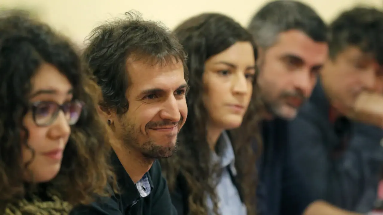 David Bruzos, junto a Oriana Méndez y  otros representantes de la candidatura Entre Todas. LAVANDEIRA JR (Efe)