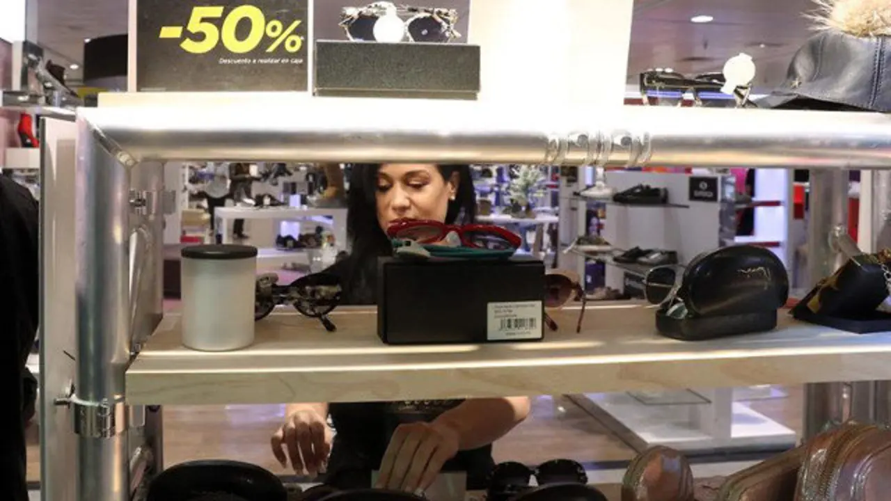 Una trabajadora del Corte Ingl&eacute;s. ZIPI (EFE)