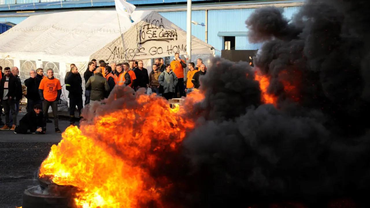 Os traballadores de Alcoa queiman pneumáticos. MONCHO FUENTES (Efe)