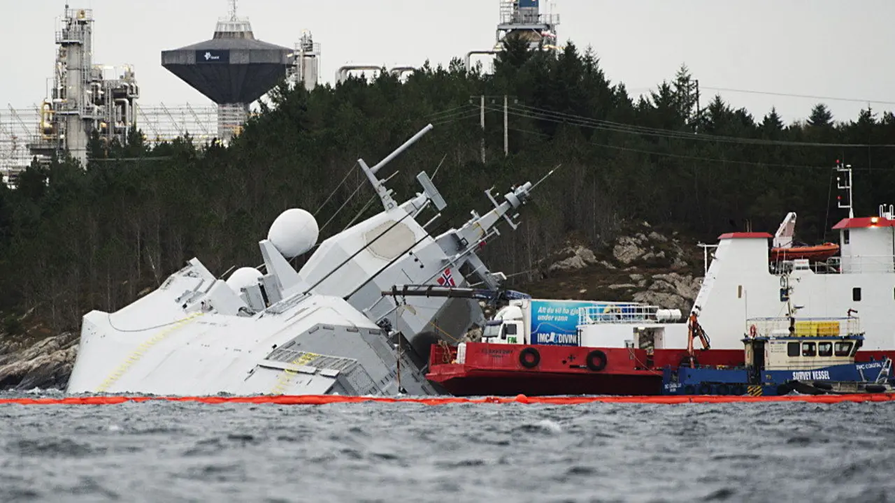 Labores de rescate del KNM Helge Ingstad, en aguas noruegas. MARIT HOMMEDAL (EFE)