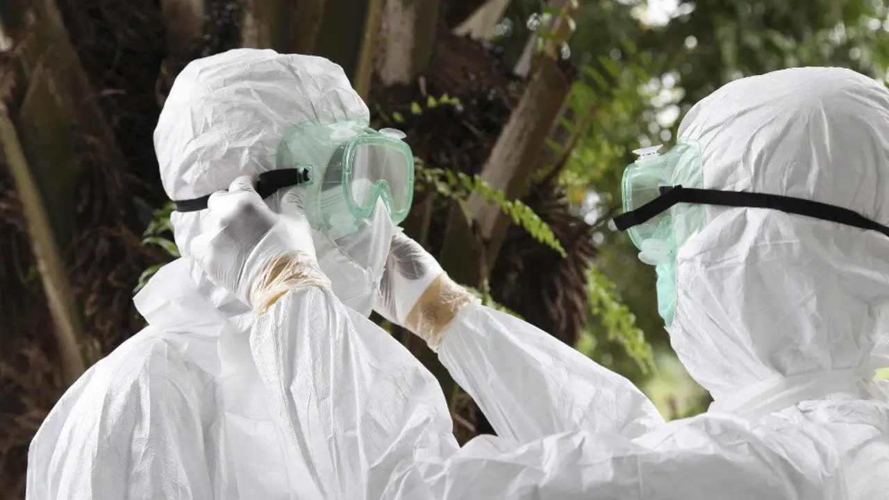 Dos enfermeros revisan sus equipos de protección individual. EFE (ARCHIVO)