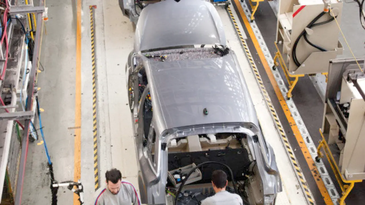 Trabajadores en la factoría de PSA en Vigo