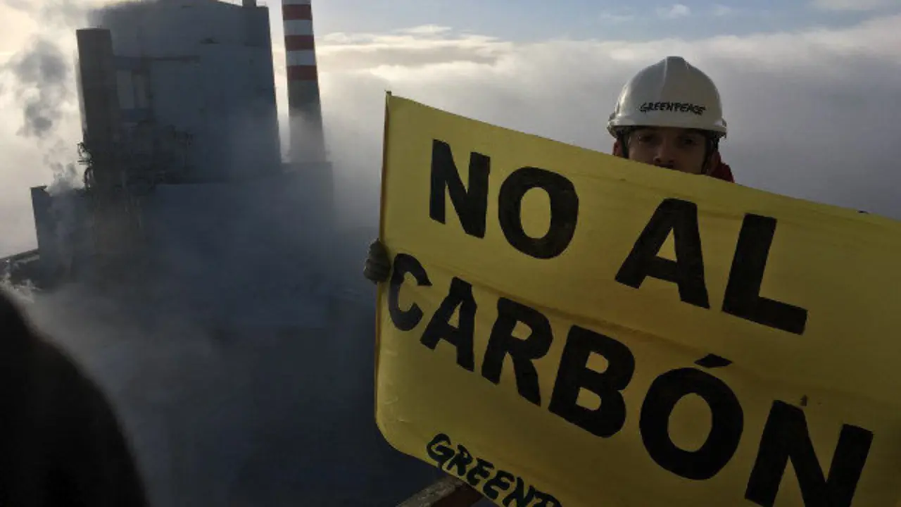 Activistas de Greenpeace, en Meirama. GREENPEACE