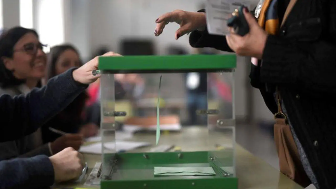 Una mujer vota en un colegio de Córdoba RAFAEL ALCAIDE