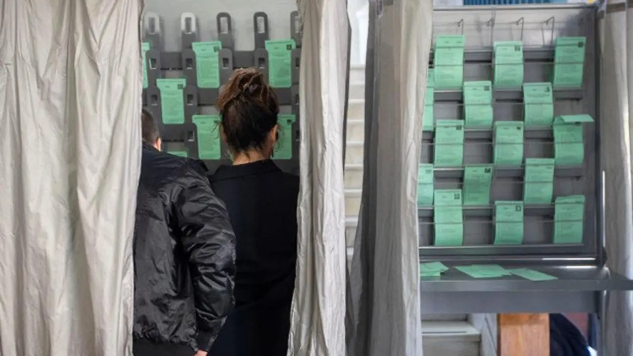 Votantes en un colegio electoral de Sanlúcar de Barrameda (Cádiz). JOSÉ MANUEL VIDAL (EFE)