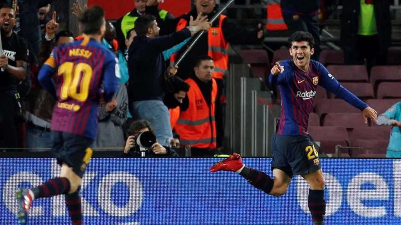 Aleñá y Messi celebran el segundo tanto blaugrana. QUIQUE GARCÍA (EFE)