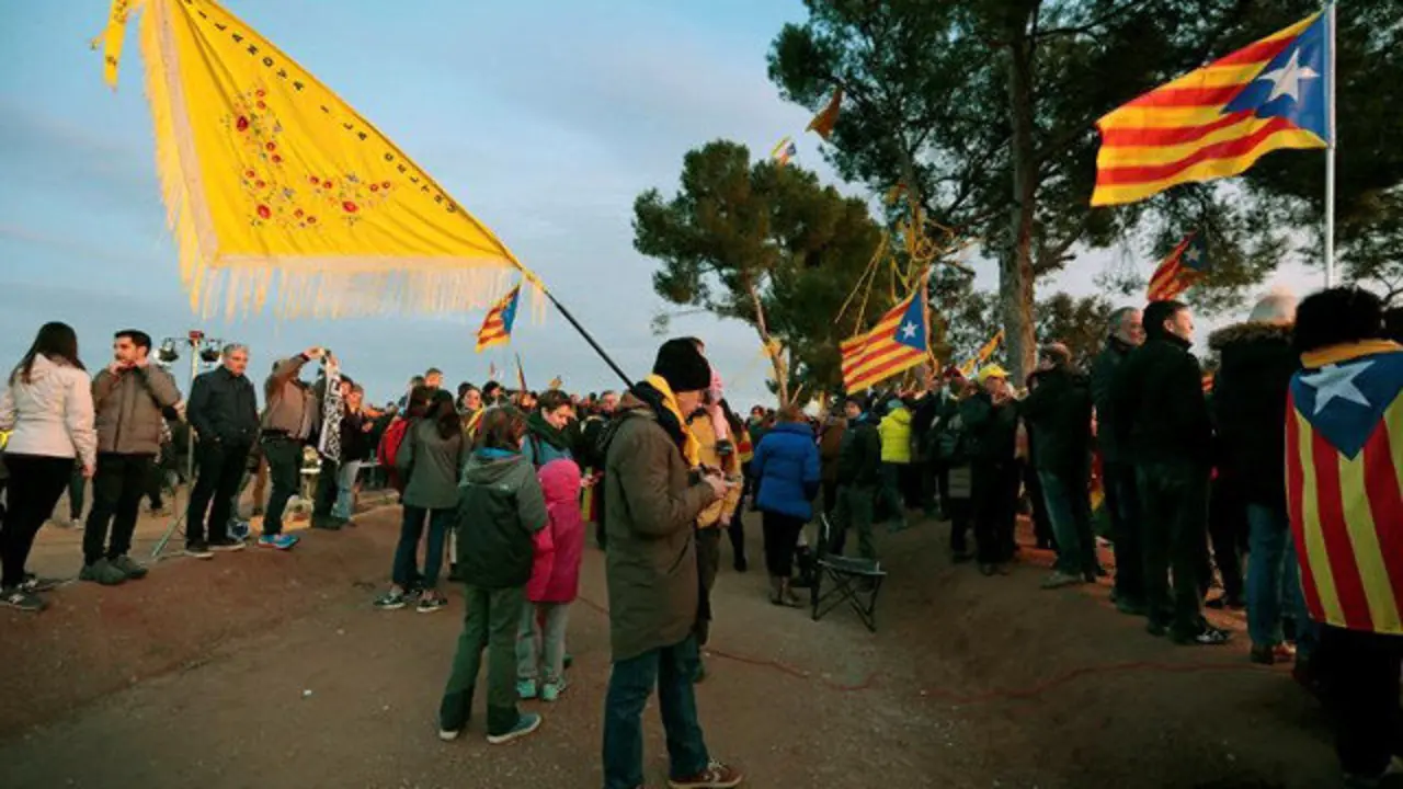 Concentración alrededor de la prisión de Lledoners. SUSANNA SÁEZ (EFE)
