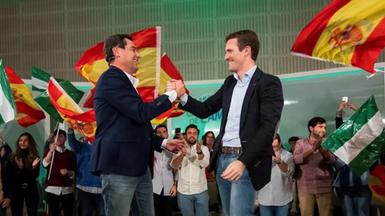 Juanma Moreno y Pablo Casado, en campaña. RAÚL CARO (EFE)