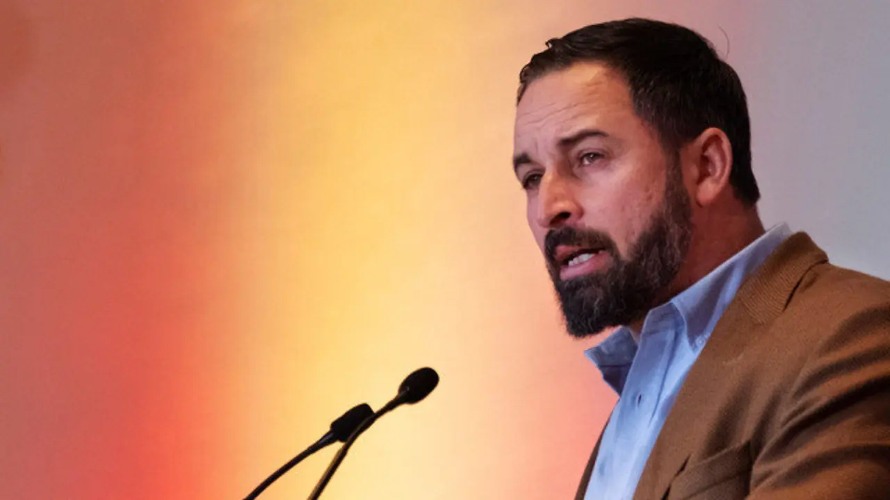 O presidente de Vox, Santiago Abascal, en rolda de prensa este luns en Sevilla. PEPO HERRERA (EFE)