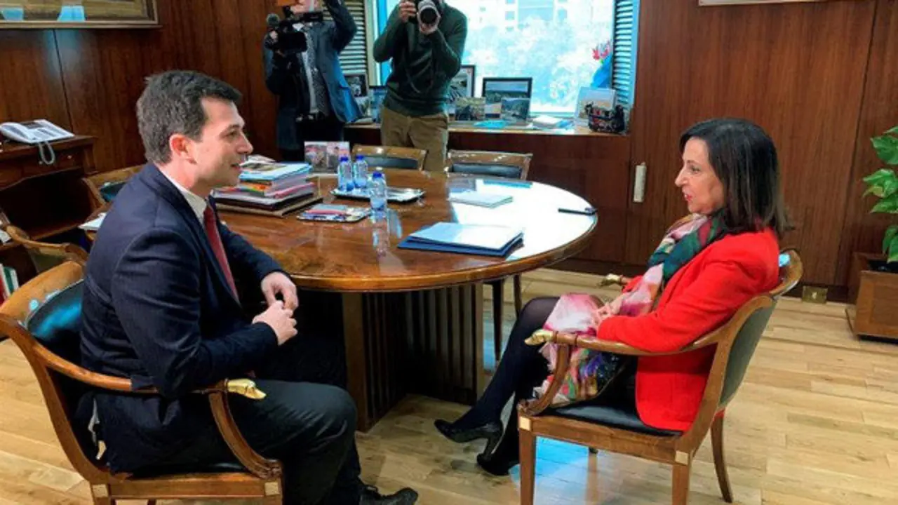 La ministra de Defensa, Margarita Robles, y el secretario general del PSdeG, Gonzalo Caballero. EP