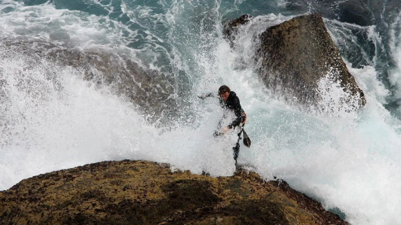 Un percebeiro desafía las olas. EP