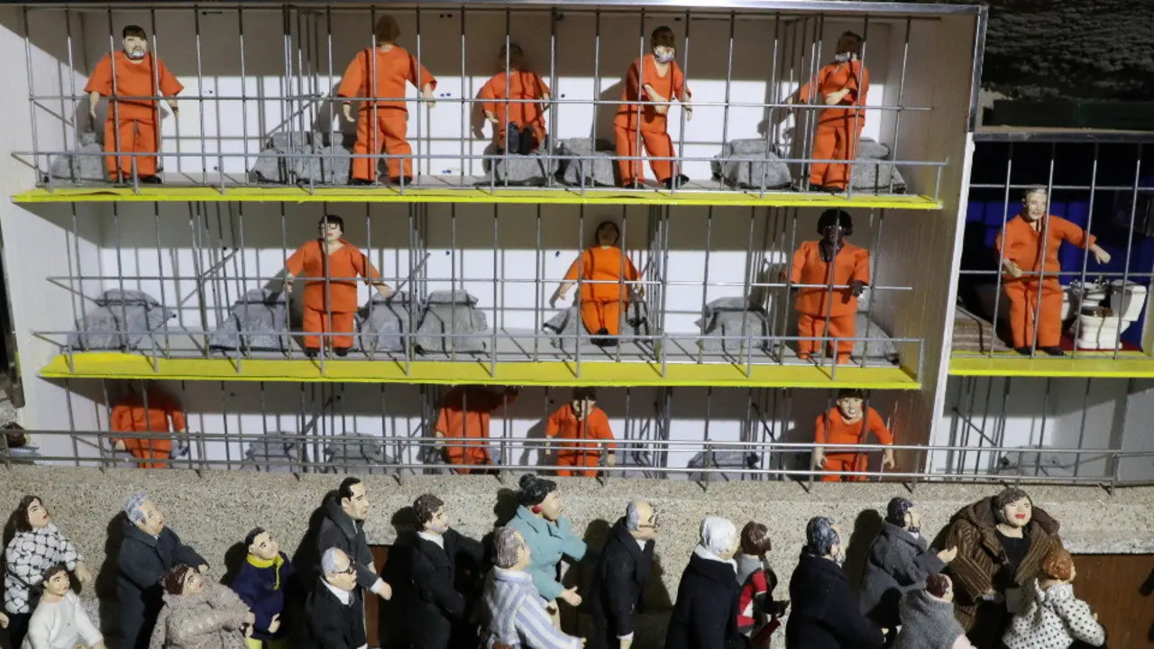 Las recreación de una prisión en el belén de Valga. JOSÉ LUIZ OUBIÑA