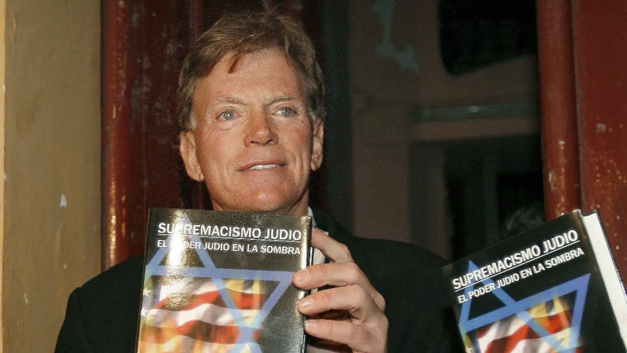 Dave Duke, con su libro 'Supremacismo judío'. AEP