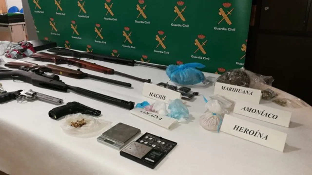 Armas e drogas que lle foron incautadas. GARDA CIVIL (Rianxo)