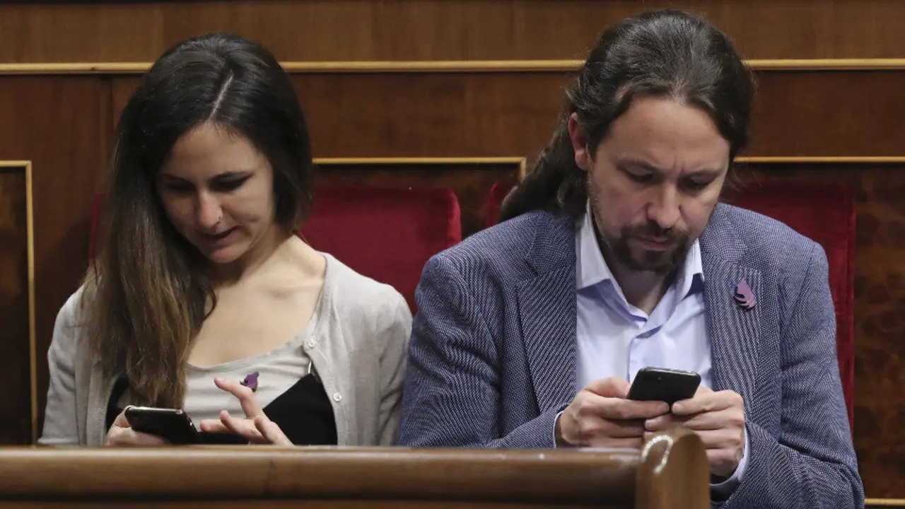 Los diputados Ione Belarra y Pablo Iglesias, luciendo el logo republicano. ZIPI (EFE)