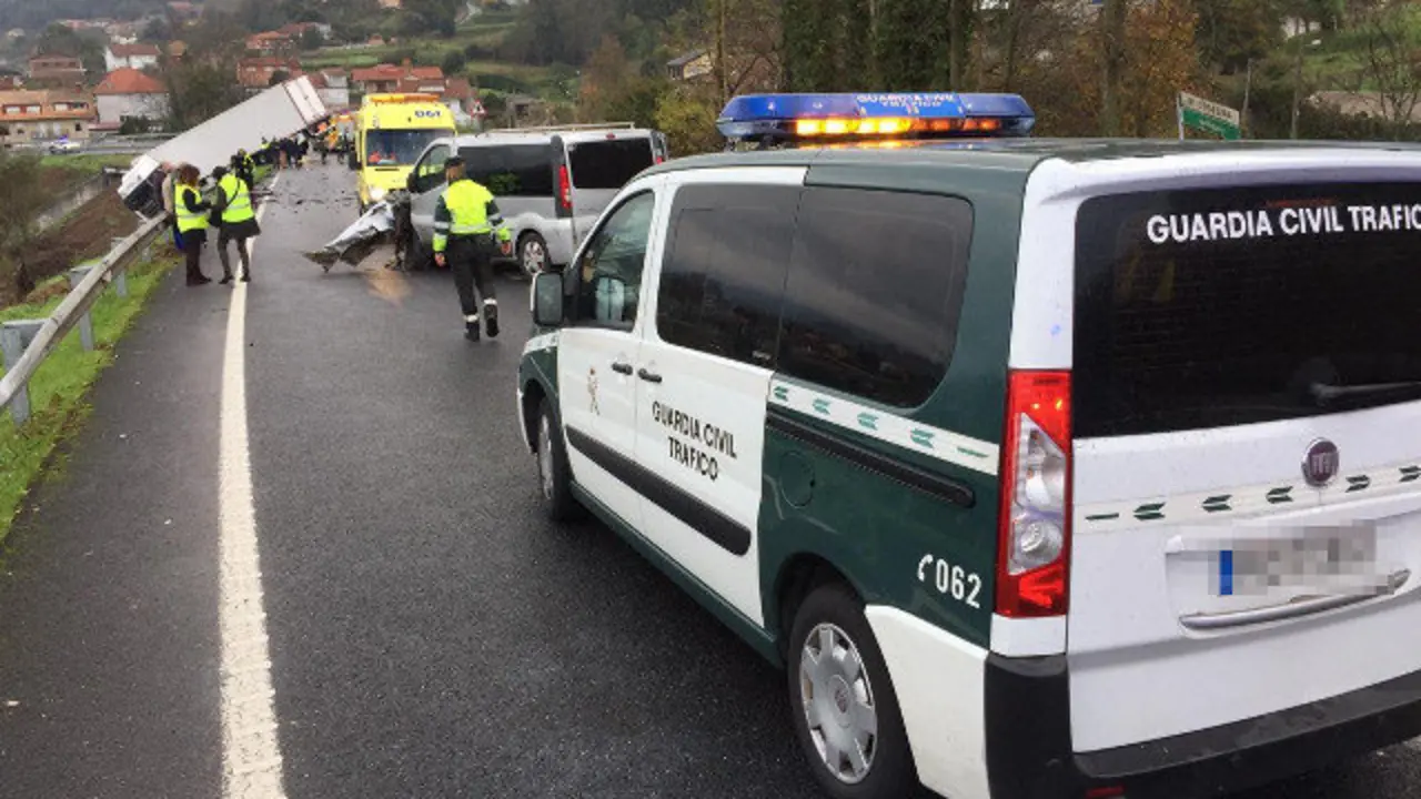 Camión e furgoneta implicados no accidente en Redondela. GARDA CIVIL