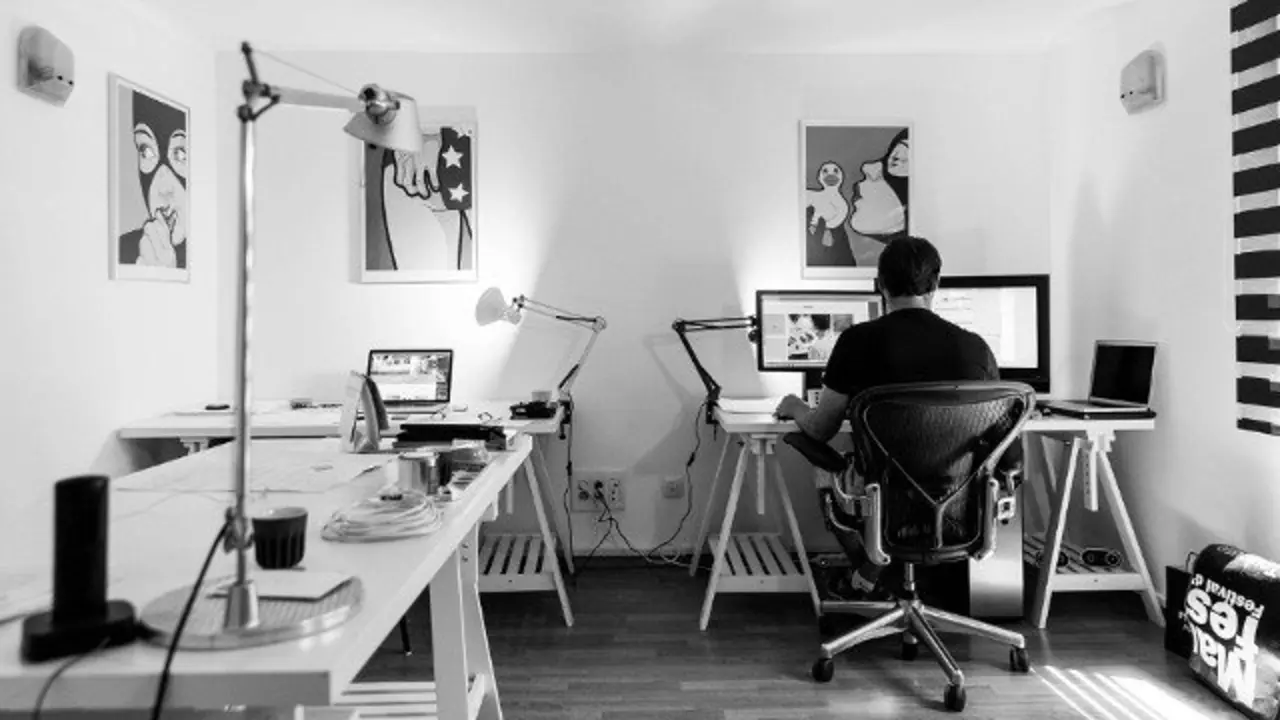 Un hombre trabaja en un ordenador. EP