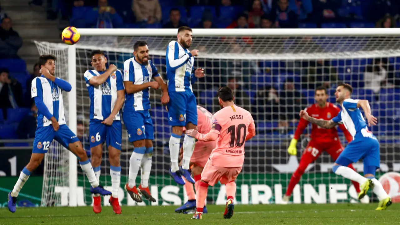 Momento en el que Messi anota su segundo gol de falta ante el Espanyol. QUIQUE GARCÍA (EFE)