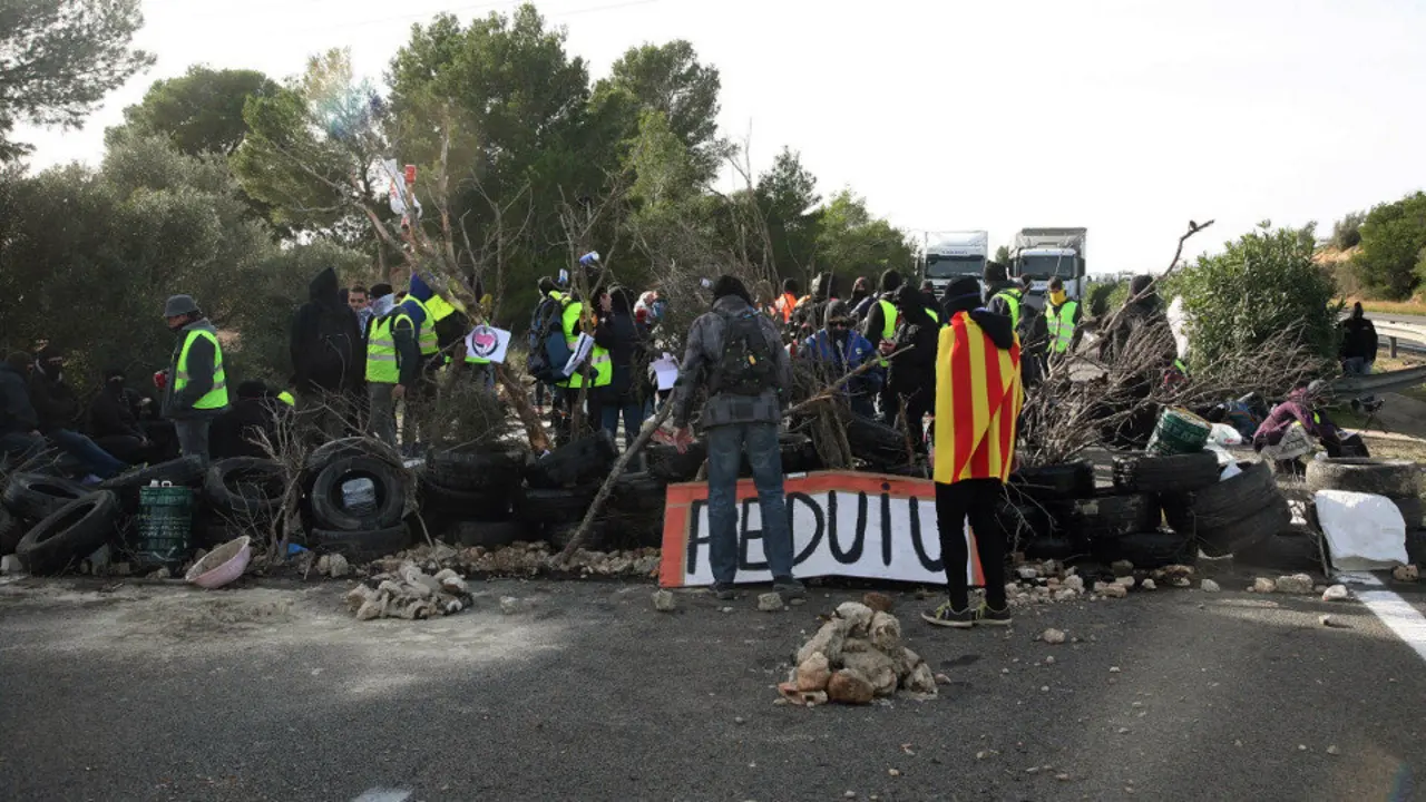 Corte de tráfico organizado por los CDR en la AP-7 a su paso por la localidad tarraconense de L'Ampolla. JAUME SELLART (EFE)