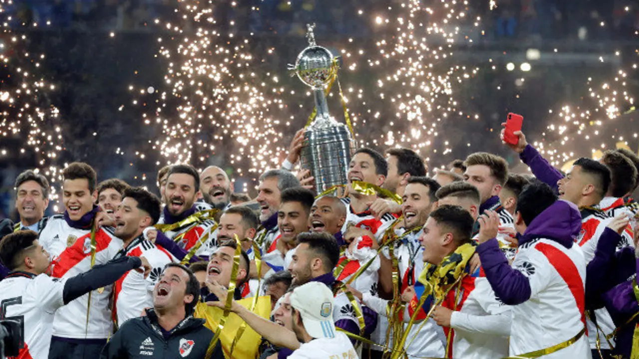 Los jugadores de River Plate con la copa tras vencer a Boca Juniors en el partido de vuelta de la final de la Copa Libertadores. JUANJO MART&Iacute;N (EFE)