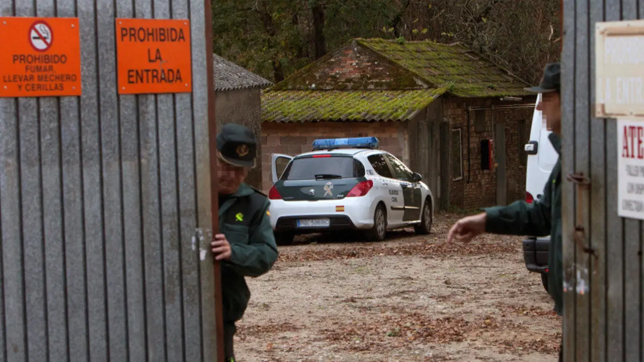 agentes de la Guardia Civil en las instalaciones de la pirotecnia La Gallega. EFE