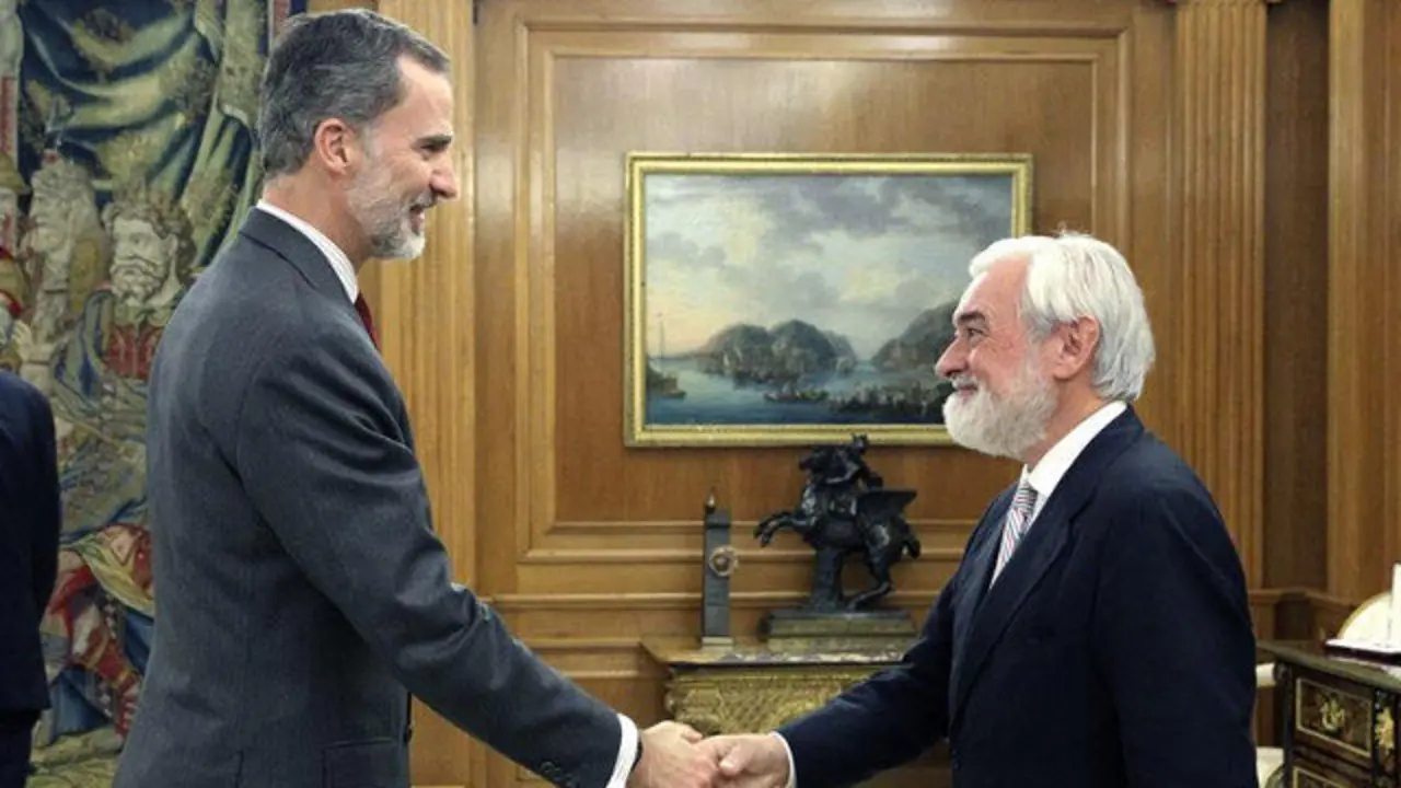 Felipe VI y Darío Villanueva. FERNANDO ALVARADO (EFE)