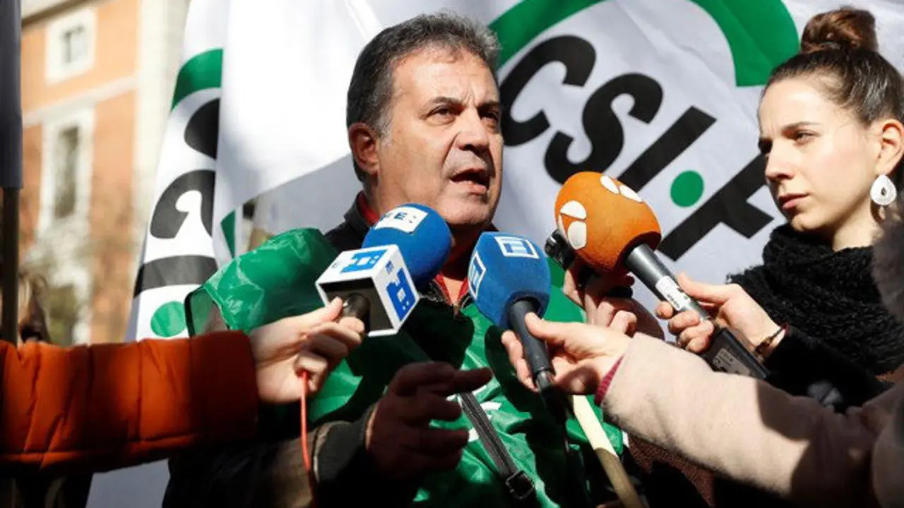 El portavoz de CSIF, Manuel Santiago, durante la manifestaci&oacute;n convocada por la Asociaci&oacute;n de Examinadores de Tr&aacute;fico (Asextra). EFE