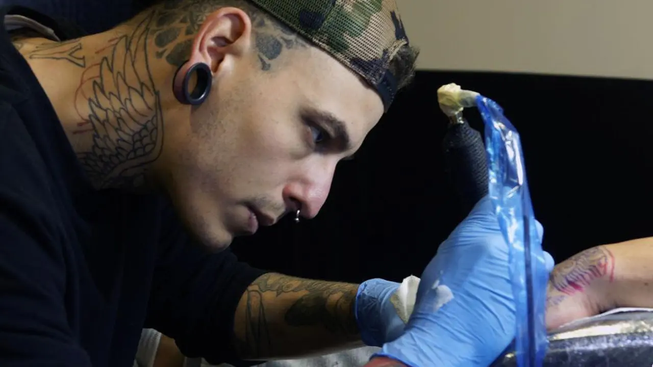 Daniel Morcuende, trabajando en Mok Mok Tattoo. INSTAGRAM
