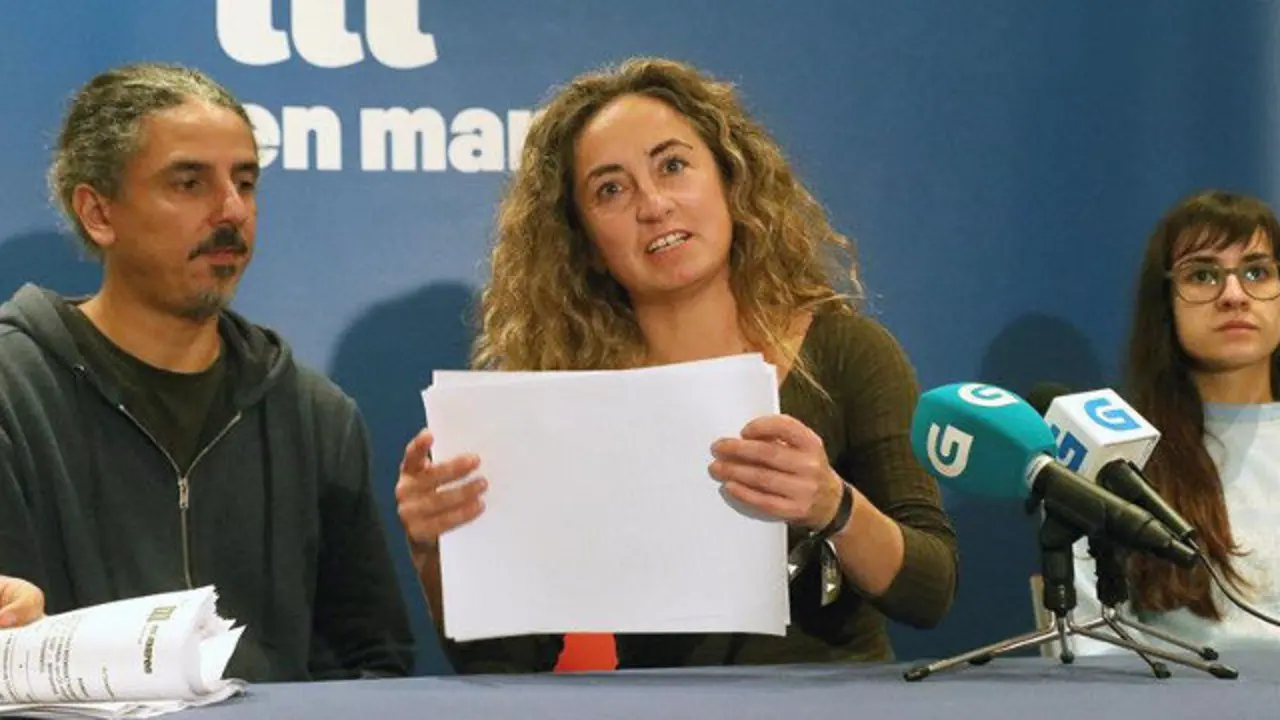 A integrante do Comité Electoral de En Marea, Sonia Mauriz, no centro, durante a súa intervención  este martes en Santiago. XOÁN REY (EFE)