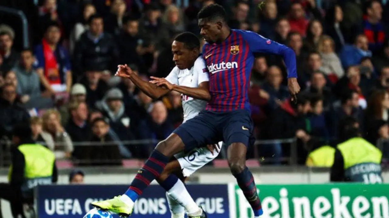 Dembélé lucha por un balón. ALEJANDRO GARCÍA (EFE)