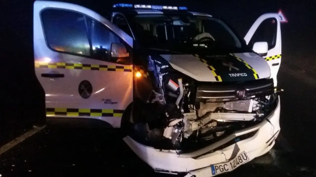 El coche de la Polic&iacute;a contra el que se empotr&oacute; el detenido por el robo en Tarago&ntilde;a DGT