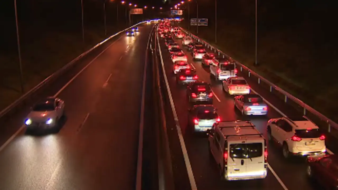 Atasco en la AP-9, este jueves. TVG