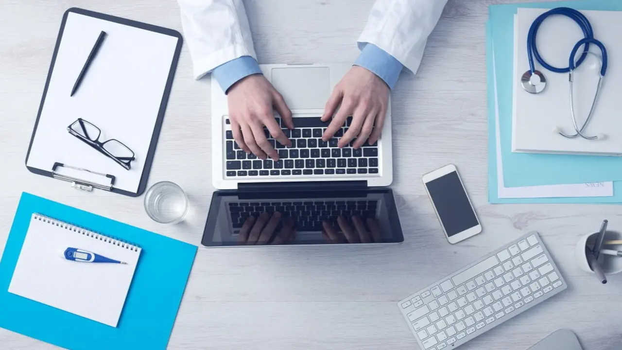 Un médico ante un ordenador. EP