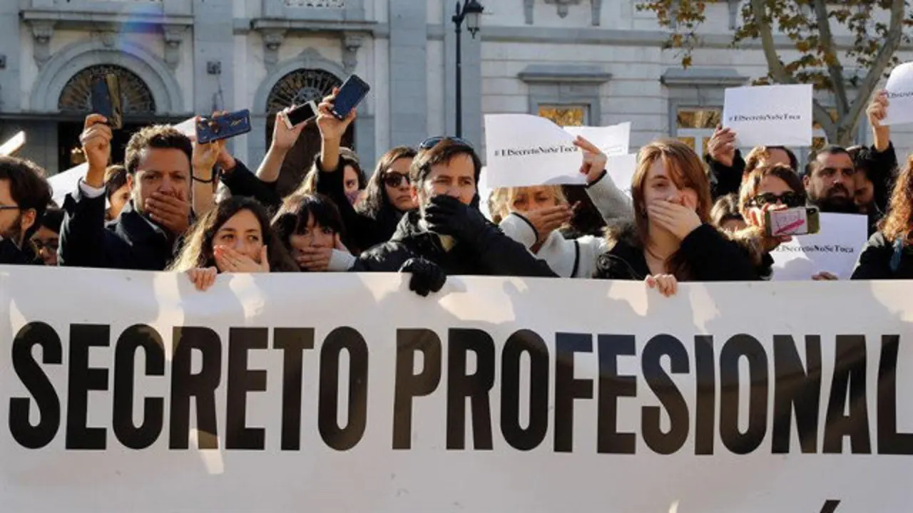 Xornalistas manifestándose polo segredo profesional. EFE