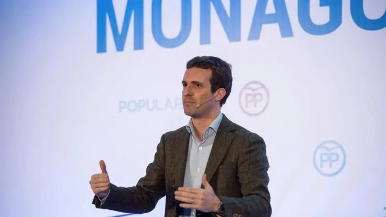 El presidente del PP, Pablo Casado, interviene en un acto en el que se confirma al líder de los populares extremeños, José Antonio Monago, como candidato a la Junta de Extremadura, este sábado. ESTEBAN MARTINENA (EFE)