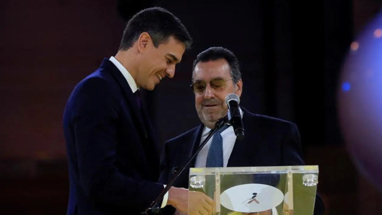 El presidente del Gobierno, Pedro Sánchez, junto al presidente de la Once, Miguel Carballeda, durante el acto con motivo del 80 aniversario de la Once, este sábado. FERNANDO ALVARADO (EFE)